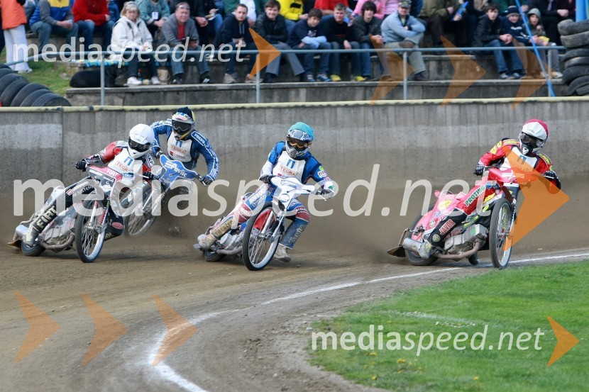 Jernej Kolenko (AMTK Ljubljana), Izak Šantej (AMD Krško), Aleksander Čonda (AMD Krško) in zadaj Ivan Vargek (SK Unia Goričan)SPEEDWAY DP posameznikov 2008 3. dirka, Skupina A