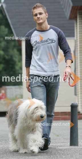 Sebastijan Matul, moderator Radia Center in njegova nekdanja psičkaSebastijan Matul, voditelj na radiu RSi