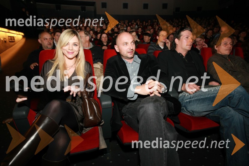 Katarina Čas, povezovalka dogodka in TV voditeljica in Dario Varga, igralecPredpremiera filma Hit poletja