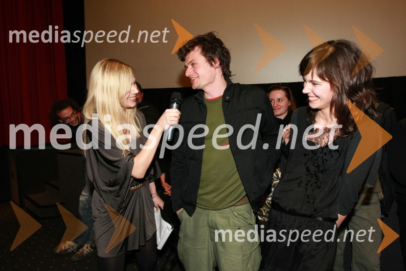 Katarina Čas, povezovalka dogodka in TV voditeljica, Primož Bezjak, igralec in Ula Furlan Molk, igralkaPredpremiera filma Hit poletja