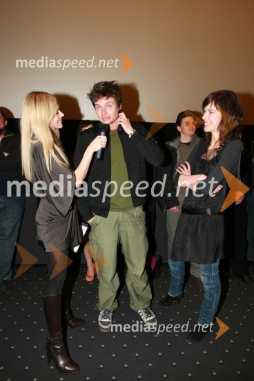 Katarina Čas, povezovalka dogodka in TV voditeljica, Primož Bezjak, igralec in Ula Furlan Molk, igralkaPredpremiera filma Hit poletja