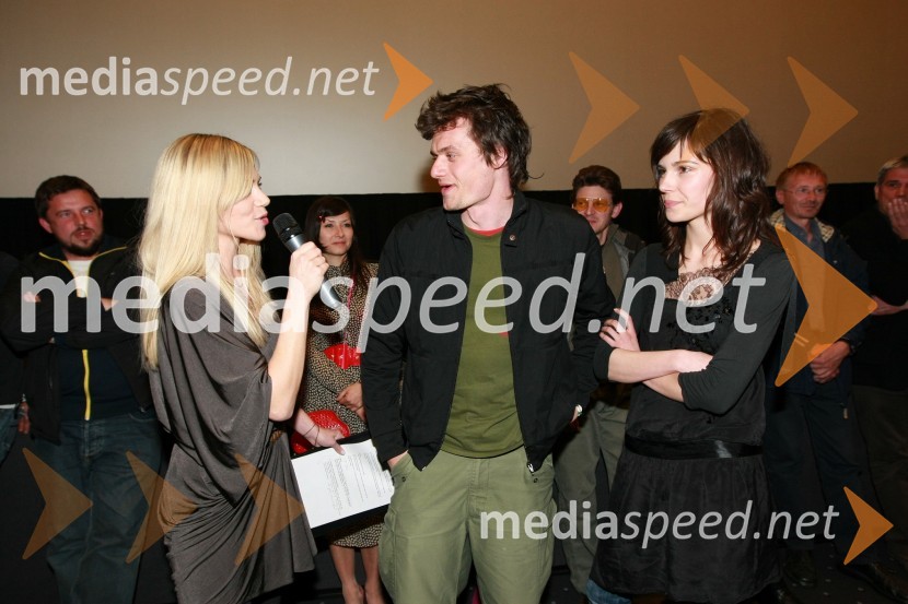 Katarina Čas, povezovalka dogodka in TV voditeljica, Primož Bezjak, igralec in Ula Furlan Molk, igralkaPredpremiera filma Hit poletja