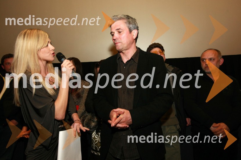 Katarina Čas, povezovalka dogodka in TV voditeljica in Metod Pevec, režiser filmaPredpremiera filma Hit poletja