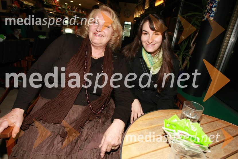 Elda Viler, pevka in njena hčerka Ana Dežman, pevkaPredpremiera filma Hit poletja