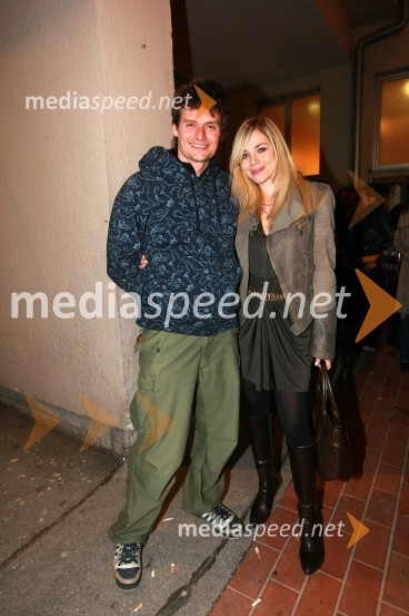 Primož Bezjak, igralec in Katarina Čas, povezovalka dogodka in TV voditeljicaPredpremiera filma Hit poletja