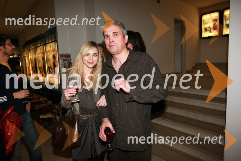 Katarina Čas, povezovalka dogodka in TV voditeljica in Metod Pevec, režiser filmaPredpremiera filma Hit poletja