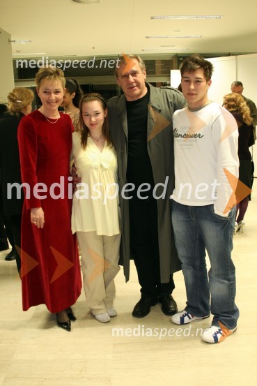 Teja Valič, poslovna sekretarka SNG Opera in balet Ljubljana in Aleš Valič, igralec z družinoPremiera baleta Mozart vs. Schumann, SNG Opera in balet Ljubljana