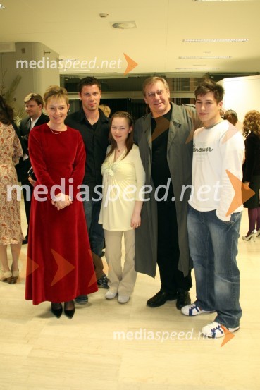 Teja Valič, poslovna sekretarka SNG Opera in balet Ljubljana in Aleš Valič, igralec z družino ter Primož Dragovan, hčerkin fantPremiera baleta Mozart vs. Schumann, SNG Opera in balet Ljubljana