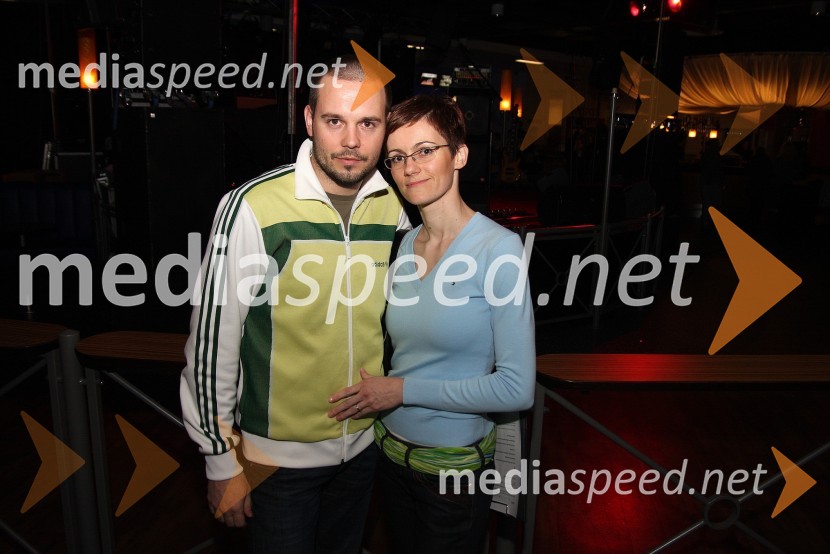 Štefko Bratkovič, moderator Radia Center s spremljevalkoKoncert Tonija Cetinskega v Bowling centru Strike