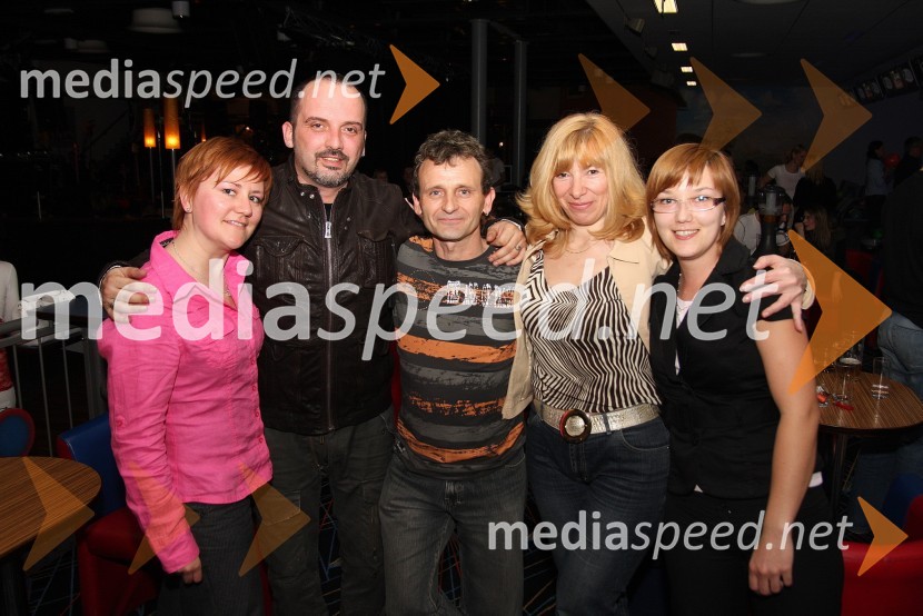 Toni Cetinski, hrvaški pevec in obiskovalkeKoncert Tonija Cetinskega v Bowling centru Strike