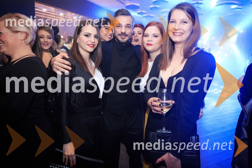  Zarja  Predin, kostumografinja;  Primož Vrhovec, igralec;  Valentina Barbarič;  Barbi Drmota, asistent kostumografijeGorske sanje, premiera nove slovenske serije