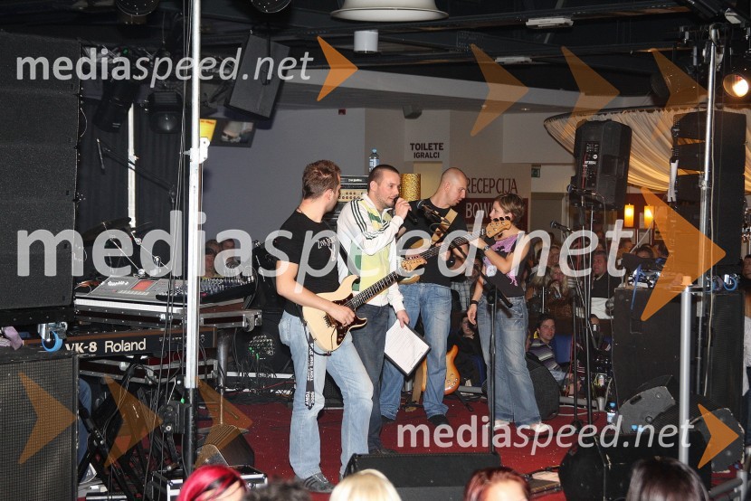 Štefko Bratkovič, moderator Radia Center in spremljevalna skupina Tonija Cetinskega, hrvaškega pevcaKoncert Tonija Cetinskega v Bowling centru Strike