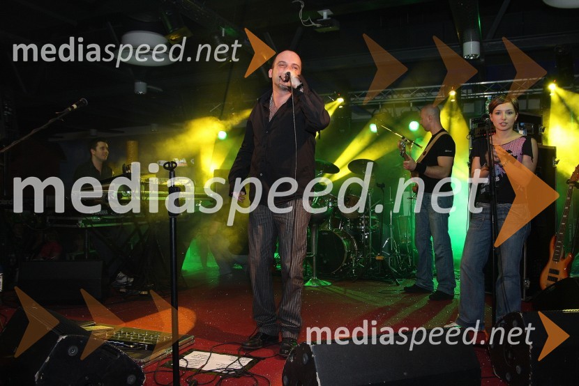 Toni Cetinski, hrvaški pevec s spremljevalno skupinoKoncert Tonija Cetinskega v Bowling centru Strike