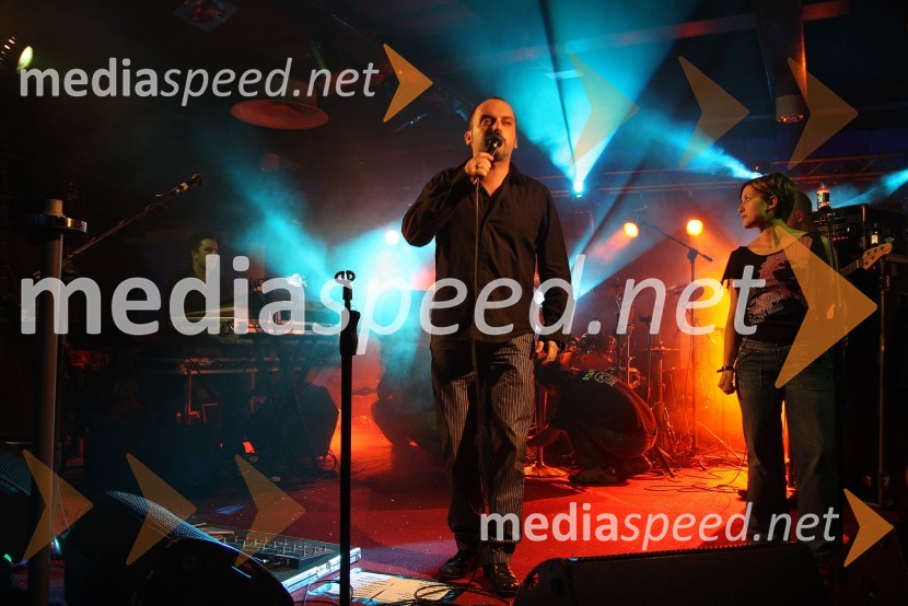 Toni Cetinski, hrvaški pevec s spremljevalno skupinoKoncert Tonija Cetinskega v Bowling centru Strike