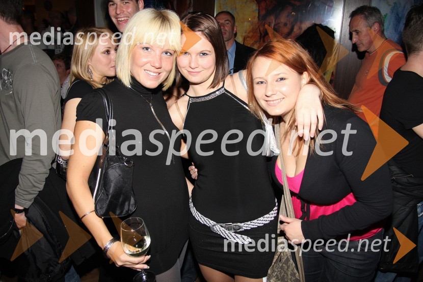 ObiskovalkeKoncert Tonija Cetinskega v Bowling centru Strike