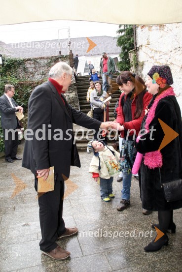 Boris Cavazza, igralec, Pia Zemljič, igralka s sinom Vorancom in Polona Vetrih, igralkaPremiera otroške predstave Grdi raček, Mini teater