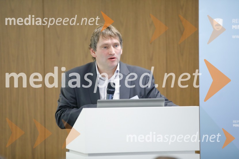 dr. Slavko Ažman, Center energetsko učinkovitih rešitev, CERUkrepi in spodbude za prehod na e-mobilnost, strokovni posvet