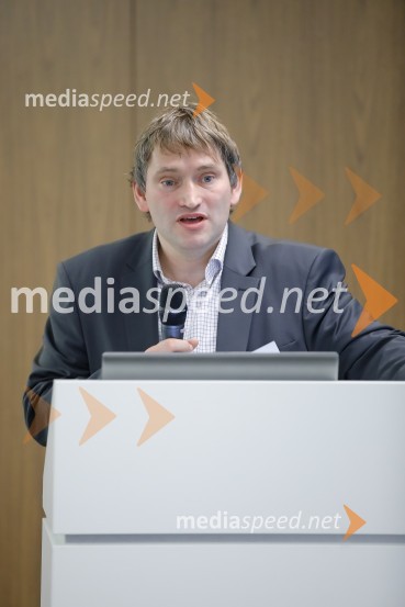 dr. Slavko Ažman, Center energetsko učinkovitih rešitev, CERUkrepi in spodbude za prehod na e-mobilnost, strokovni posvet