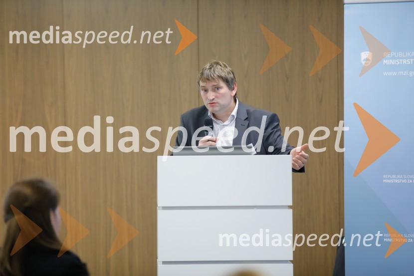 dr. Slavko Ažman, Center energetsko učinkovitih rešitev, CERUkrepi in spodbude za prehod na e-mobilnost, strokovni posvet