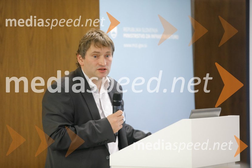 dr. Slavko Ažman, Center energetsko učinkovitih rešitev, CERUkrepi in spodbude za prehod na e-mobilnost, strokovni posvet