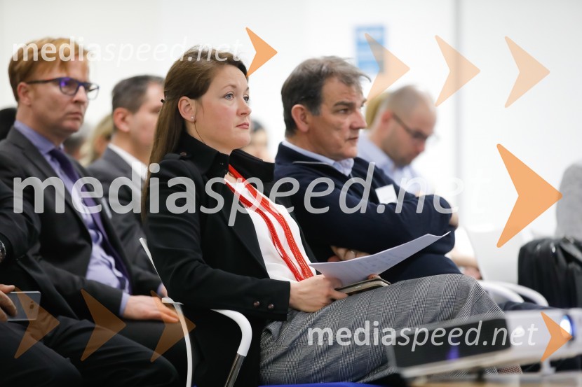  Ana Struna Bregar,  izvršna direktorica CER; mag. Bojan Žlender, Ministrstvo za infrastrukturoUkrepi in spodbude za prehod na e-mobilnost, strokovni posvet