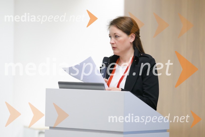  Ana Struna Bregar,  izvršna direktorica CERUkrepi in spodbude za prehod na e-mobilnost, strokovni posvet