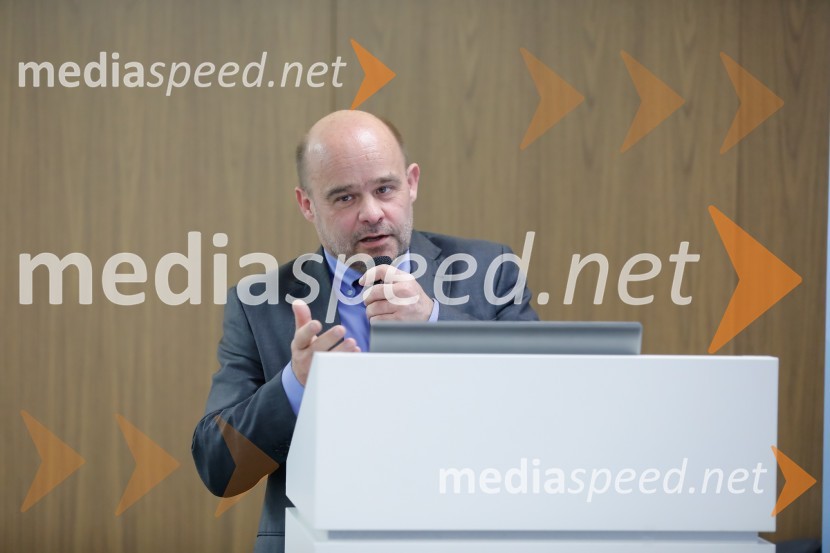  Boris  Bajt, vodja lizing področja, Združenje bank SlovenijeUkrepi in spodbude za prehod na e-mobilnost, strokovni posvet