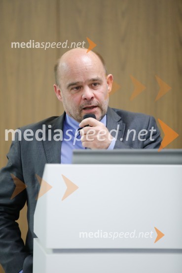  Boris  Bajt, vodja lizing področja, Združenje bank SlovenijeUkrepi in spodbude za prehod na e-mobilnost, strokovni posvet