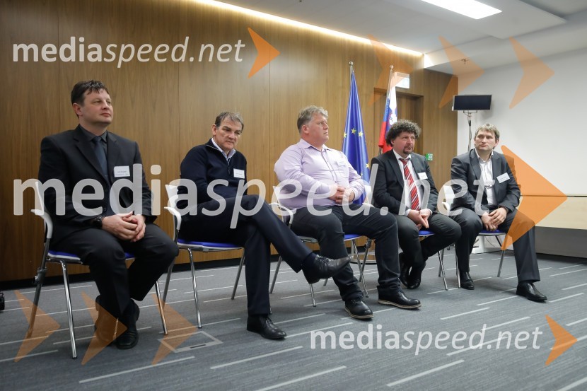  Jošt Šmajdek, vodja komerciale LPP; mag. Bojan Žlender, Ministrstvo za infrastrukturo;  Miloš Milač, urednik avtomobilizma pri časniku Finance; mag. Hinko Šolinc, direktor, Eko sklad; dr. Slavko Ažman, Center energetsko učinkovitih rešitev, CERUkrepi in spodbude za prehod na e-mobilnost, strokovni posvet