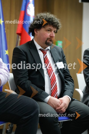 mag. Hinko Šolinc, direktor, Eko skladUkrepi in spodbude za prehod na e-mobilnost, strokovni posvet