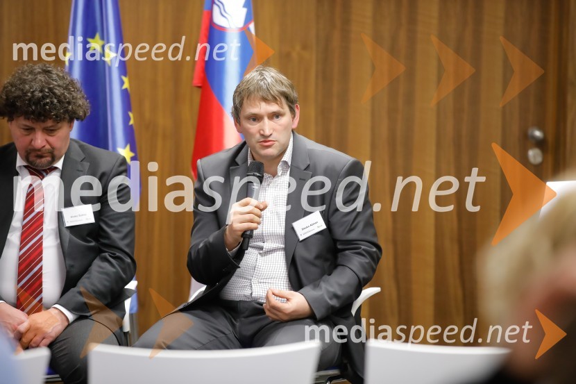 mag. Hinko Šolinc, direktor, Eko sklad; dr. Slavko Ažman, Center energetsko učinkovitih rešitev, CERUkrepi in spodbude za prehod na e-mobilnost, strokovni posvet