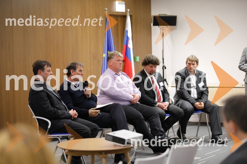  Jošt Šmajdek, vodja komerciale LPP; mag. Bojan Žlender, Ministrstvo za infrastrukturo;  Miloš Milač, urednik avtomobilizma pri časniku Finance; mag. Hinko Šolinc, direktor, Eko sklad; dr. Slavko Ažman, Center energetsko učinkovitih rešitev, CERUkrepi in spodbude za prehod na e-mobilnost, strokovni posvet