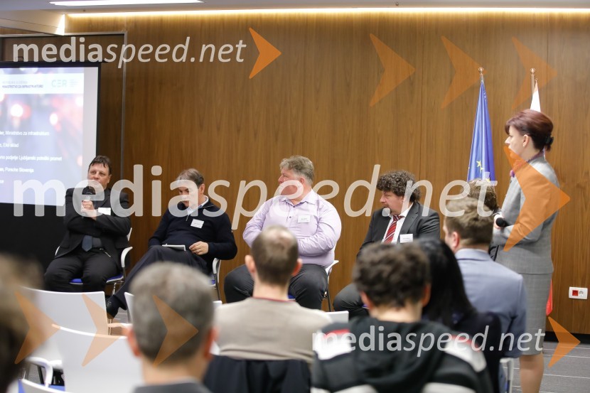  Jošt Šmajdek, vodja komerciale LPP; mag. Bojan Žlender, Ministrstvo za infrastrukturo;  Miloš Milač, urednik avtomobilizma pri časniku Finance; mag. Hinko Šolinc, direktor, Eko sklad; dr. Marta  Jerman Svoljšak, direktorica Petrolovega Tehničnega razvoja, kakovosti in varnostiUkrepi in spodbude za prehod na e-mobilnost, strokovni posvet