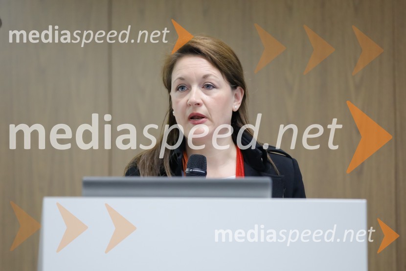  Ana Struna Bregar,  izvršna direktorica CERUkrepi in spodbude za prehod na e-mobilnost, strokovni posvet