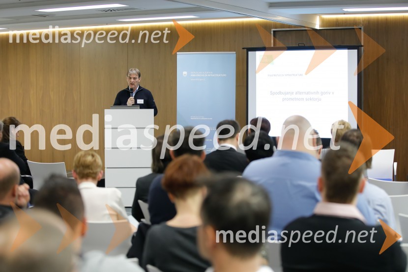 mag. Bojan Žlender, Ministrstvo za infrastrukturoUkrepi in spodbude za prehod na e-mobilnost, strokovni posvet