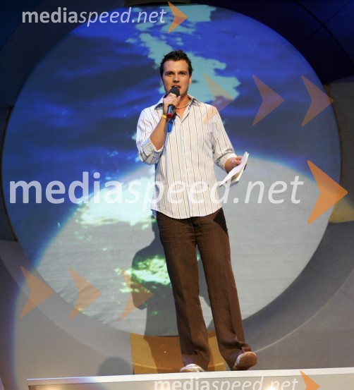 Voditelj na televiziji Net Tv ter polfinalnega večera MMS Andrej MernikMelodije morja in sonca