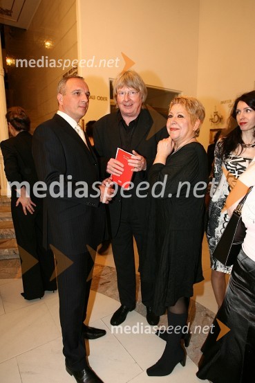 Damjan Damjanovič, direktor Slovenske filharmonije in soprog operne pevke Sabine Cvilak, Lovrenc Blaž Arnič, predstavnik Ministrstva za kulturo in njegova žena Zlatomira Nikolova, mezzosopranistkaPremiera opere Così fan tutte, SNG Maribor