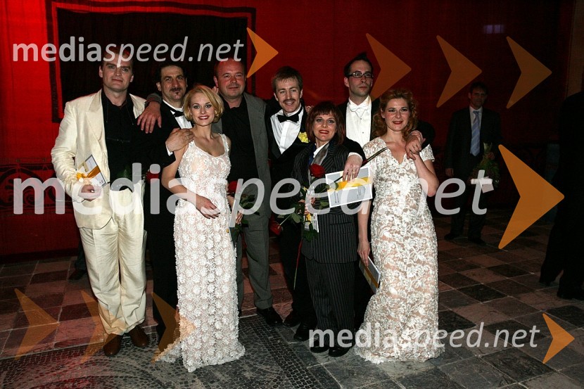 Pevska zasedba opere Così fan tutte z režiserjem Guyem JoostenomPremiera opere Così fan tutte, SNG Maribor