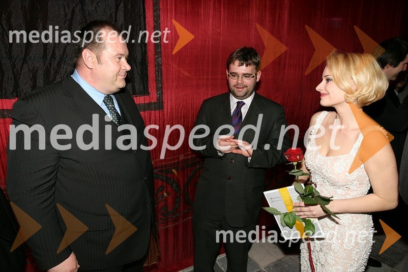 Aleš Hauc, generalni direktor Pošte Slovenije, Alan Kavčič, predstavnik službe za odnose z javnostmi pri SNG Maribor in Sabina Cvilak, sopranistkaPremiera opere Così fan tutte, SNG Maribor