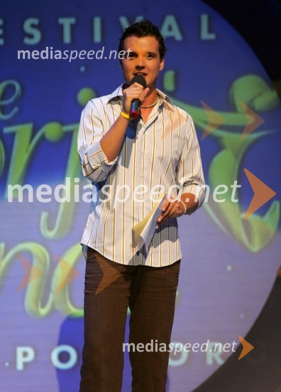 Voditelj na televiziji Net Tv ter polfinalnega večera MMS Andrej MernikMelodije morja in sonca