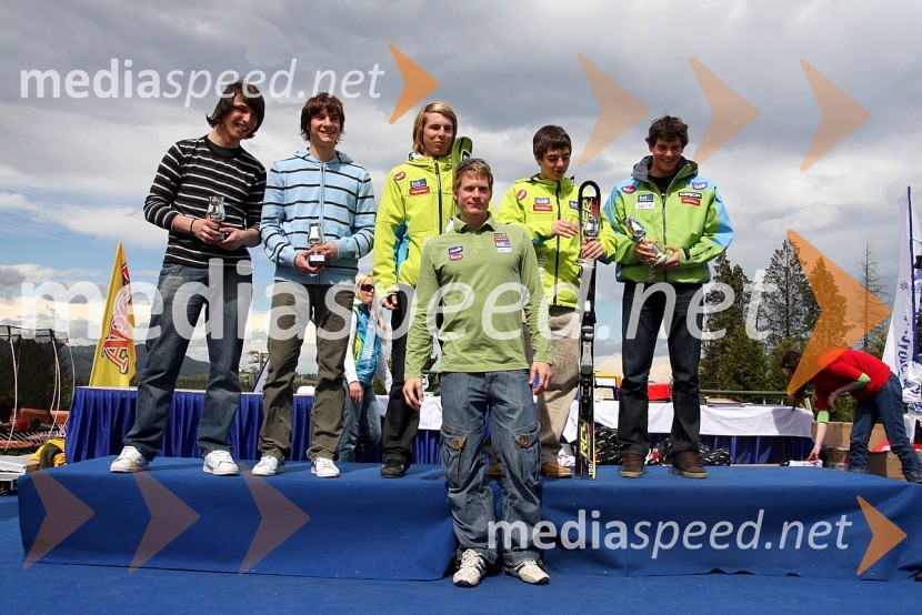 ... in Bernard Vajdič, smučar (spredaj)Podelitev nagrad ob zaključku sezone alpskih disciplin, Snežni stadion
