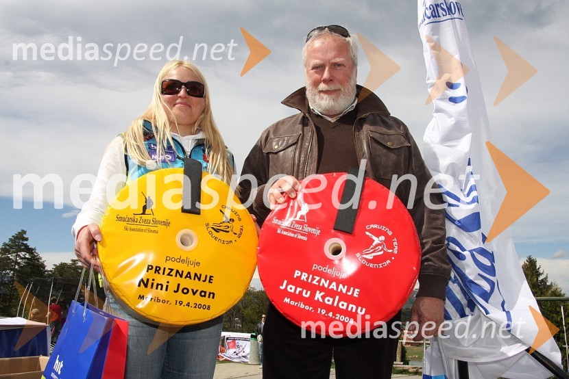 Nina Jovan, sekretarka alpskih disciplin in Jaroslav Kalan, direktor Smučarske zveze SlovenijePodelitev nagrad ob zaključku sezone alpskih disciplin, Snežni stadion