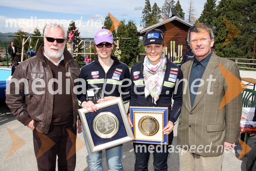 Jaroslav Kalan, direktor Smučarske zveze Slovenije, Tina Maze, smučarka, Ilka Štuhec, mladinska svetovna prvakinja v slalomu in Stane Valant, direktor Nacionalne finančne družbe d.d. in predsednik Smučarske zveze SlovenijePodelitev nagrad ob zaključku sezone alpskih disciplin, Snežni stadion
