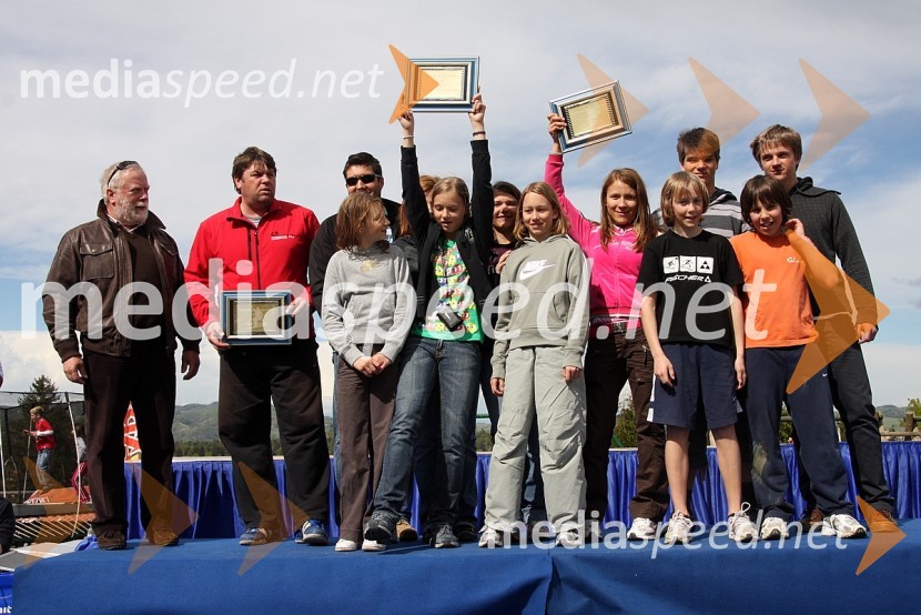 Jaroslav Kalan, direktor Smučarske zveze Slovenije in mladi smučarjiPodelitev nagrad ob zaključku sezone alpskih disciplin, Snežni stadion