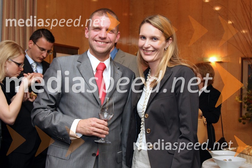 Andrej Brumat, direktor Creativ Medie in Ana Praprotnik, marketing Creativ MedieSprejem veleposlaništva Južnoafriške republike ob dnevu državnosti