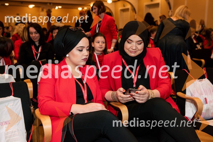  ... ;  Adisa Tufo, ekonomistka, podjetnica, vodja, blogerka, umetnica, naturalistka500 podjetnic