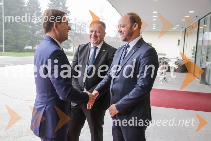 prof. dr. Miro Cerar, nekdanji predsednik Vlade Republike Slovenije;  Zdravko Počivalšek, minister za gospodarski razvoj in tehnologijo;  Boštjan Gorjup, direktor podjetja BSH, predsednik GZS1. Nacionalna konferenca o internacionalizaciji slovenskega gospodarstva