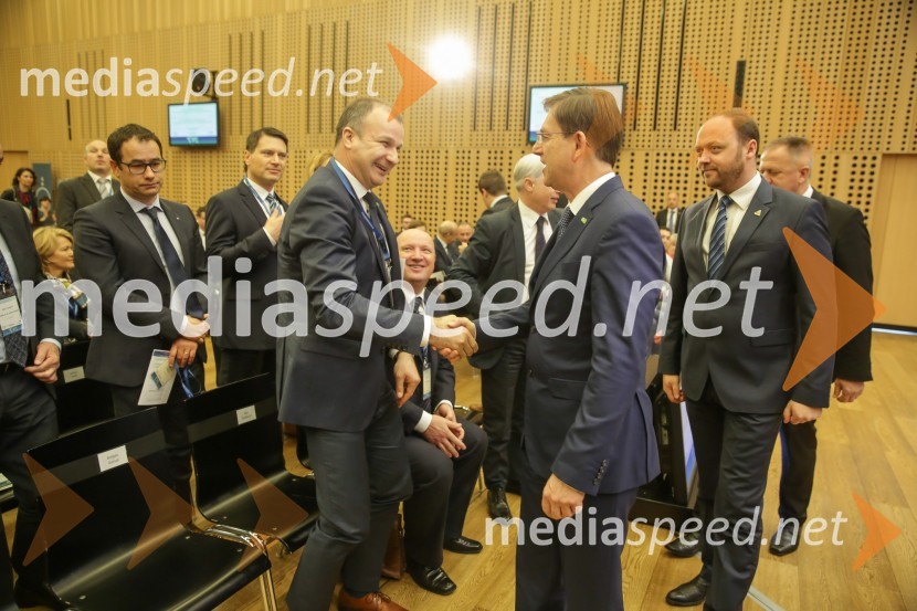  Aleš   Cantarutti, državni sekretar, Ministrstvo za gospodarski razvoj in tehnologijo; prof. dr. Miro Cerar, nekdanji predsednik Vlade Republike Slovenije1. Nacionalna konferenca o internacionalizaciji slovenskega gospodarstva