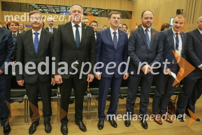  Karl Erjavec, minister za zunanje zadeve RS, predsednik stranke Desus;  Zdravko Počivalšek, minister za gospodarski razvoj in tehnologijo; prof. dr. Miro Cerar, nekdanji predsednik Vlade Republike Slovenije;  Boštjan Gorjup, direktor podjetja BSH, predsednik GZS;  Aleš   Cantarutti, državni sekretar, Ministrstvo za gospodarski razvoj in tehnologijo1. Nacionalna konferenca o internacionalizaciji slovenskega gospodarstva