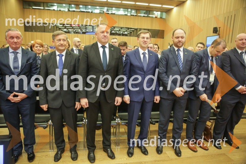  Gorazd Žmavc, minister brez listnice na uradu za Slovence v zamejstvu in po svetu;  Karl Erjavec, minister za zunanje zadeve RS, predsednik stranke Desus;  Zdravko Počivalšek, minister za gospodarski razvoj in tehnologijo; prof. dr. Miro Cerar, nekdanji predsednik Vlade Republike Slovenije;  Boštjan Gorjup, direktor podjetja BSH, predsednik GZS;  Aleš   Cantarutti, državni sekretar, Ministrstvo za gospodarski razvoj in tehnologijo1. Nacionalna konferenca o internacionalizaciji slovenskega gospodarstva